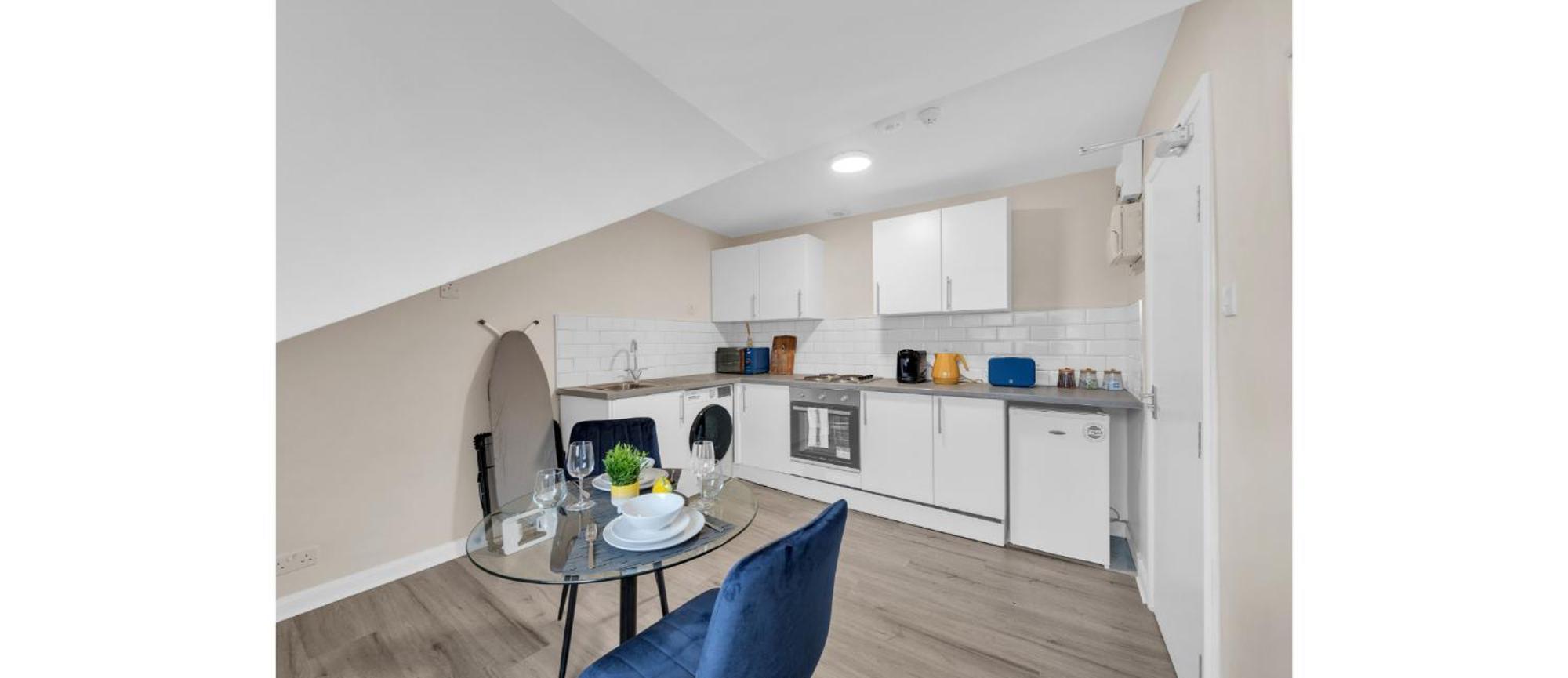 Whimsical Nook: Cozy With Separate Kitchen Londen